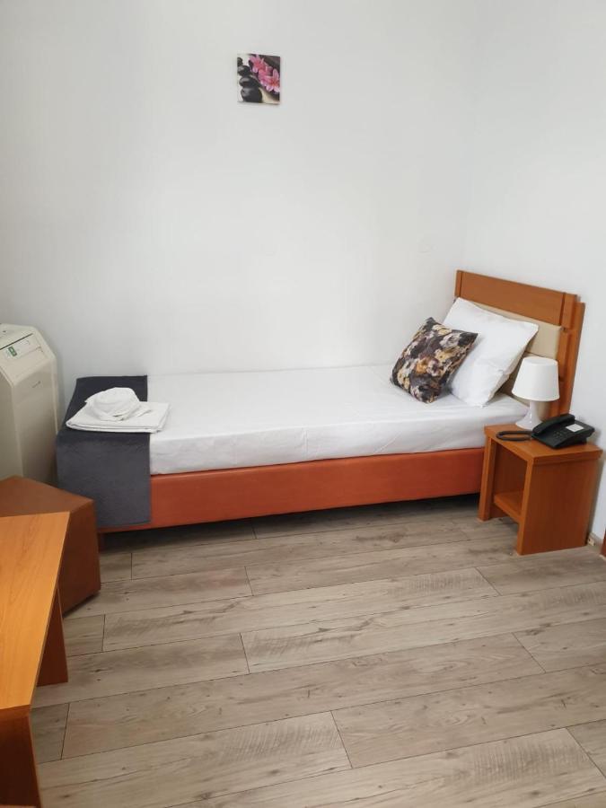 Hotel Sir Lujerului Bucarest Esterno foto
