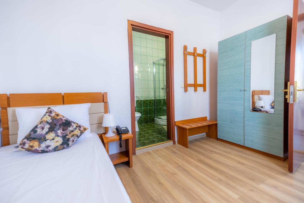 Hotel Sir Lujerului Bucarest Esterno foto